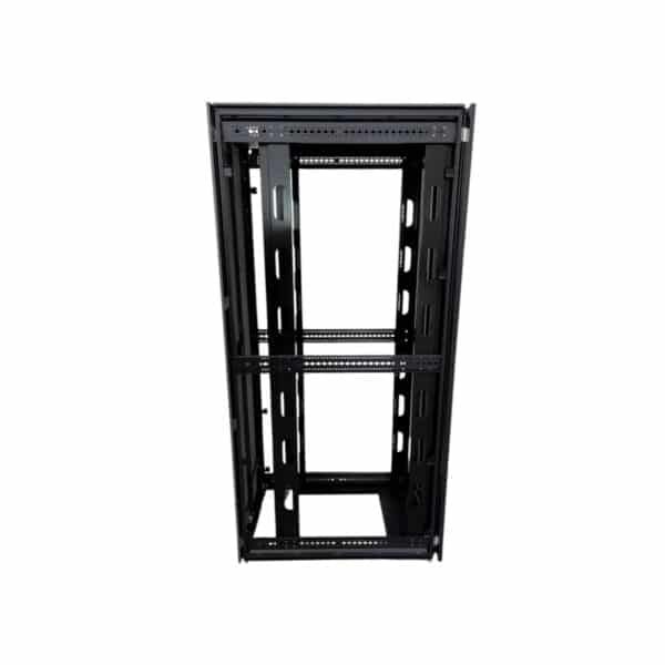 Vista lateral del rack HP 10642 G2 de 42U reacondicionado, mostrando su estructura abierta y robusta, diseñada para un acceso fácil a los equipos y una ventilación óptima. Ideal para entornos profesionales que requieren organización eficiente de servidores y equipos de red. Producto usado, revisado y renovado, disponible en JANSit.es.