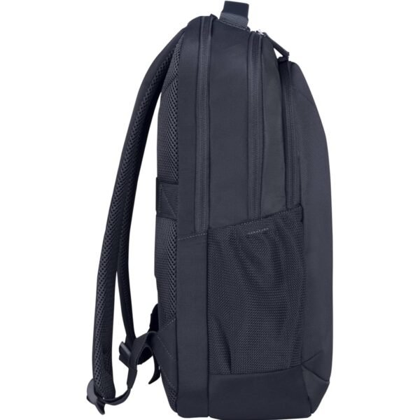 Vista lateral de la mochila HP Everyday 16 Odyssey, donde se aprecia su perfil delgado, la estructura de los compartimentos y el diseño ergonómico de los tirantes. Fabricada con materiales resistentes al agua, combina estilo, funcionalidad y protección para portátiles y accesorios, ideal para uso diario. Producto disponible en JANSit.es.