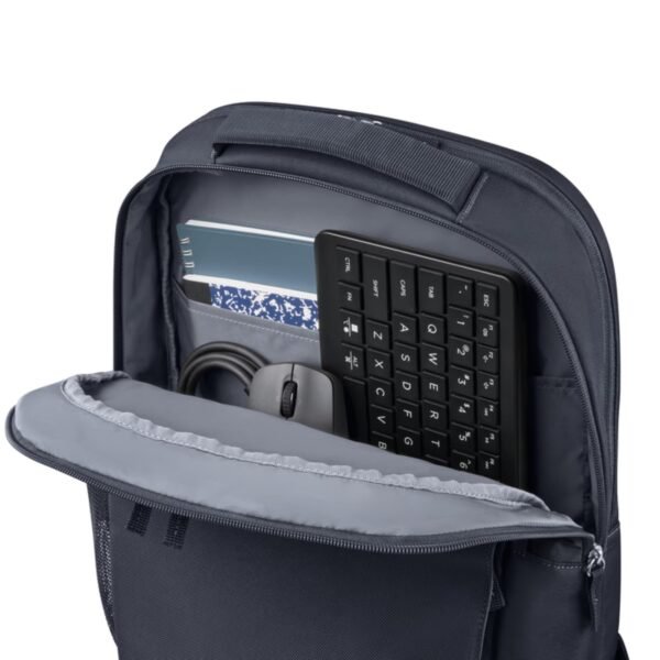 Imagen del compartimento de accesorios de la mochila HP Everyday 16 Odyssey, diseñado para organizar cargadores, cables, ratones y otros objetos pequeños. Fabricada con materiales resistentes al agua y estilo moderno, combina funcionalidad y protección para el uso diario, disponible en JANSit.es.