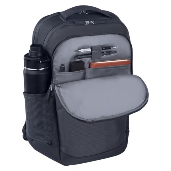 Imagen del compartimento frontal de la mochila HP Everyday 16 Odyssey, mostrando el espacio de almacenamiento adicional ideal para accesorios, documentos y objetos personales. Diseñada con materiales resistentes al agua y un estilo moderno, es perfecta para el uso diario en entornos profesionales o educativos, disponible en JANSit.es.