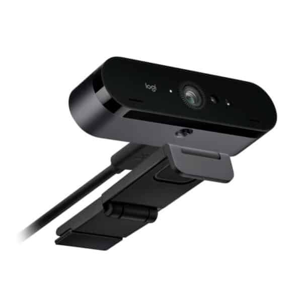 Vista inferior de la webcam Logitech Brio 4K reacondicionada, mostrando el cable de conexión y el soporte integrado para su fijación en monitores o superficies planas. Diseñada para videoconferencias profesionales con calidad 4K, ofrece instalación sencilla y rendimiento fiable. Producto revisado y reacondicionado, disponible en JANSit.es.