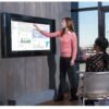 Imagen del Microsoft Surface Hub de 55 pulgadas en uso, mostrando su aplicación en entornos colaborativos como salas de reuniones, aulas o espacios de formación. Pantalla interactiva profesional diseñada para presentaciones, videoconferencias y trabajo en equipo, usada y reacondicionada para garantizar rendimiento fiable, disponible en JANSit.es.