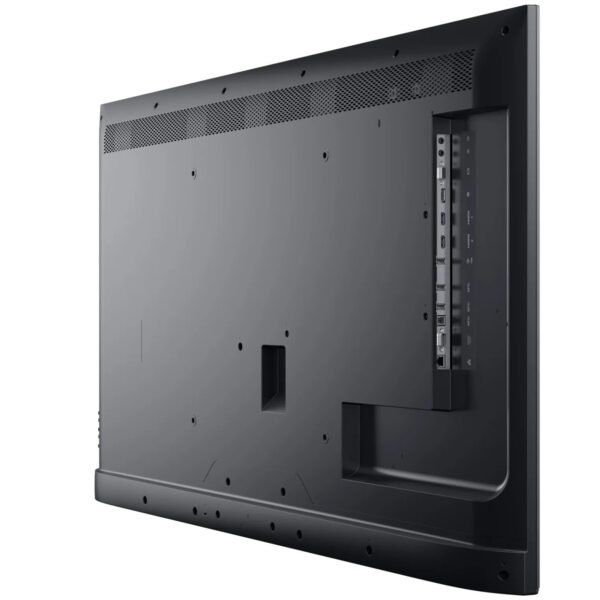 La robustez y la ingeniería de Dell se hacen evidentes en el diseño posterior del Dell P5524QT. Esta vista detallada, disponible en JANSit.es, muestra la disposición estratégica de los puertos y las opciones de montaje compatibles con estándares profesionales, garantizando una instalación limpia y segura en cualquier pared o soporte móvil. Ideal para entornos donde el orden y la eficiencia técnica son primordiales, este monitor interactivo 4K facilita una gestión de cableado impecable. Confía en las soluciones de hardware de JANSit.es para lograr un acabado estético y funcional en tus salas de conferencias. Calidad y soporte técnico siempre con JANSit.es.