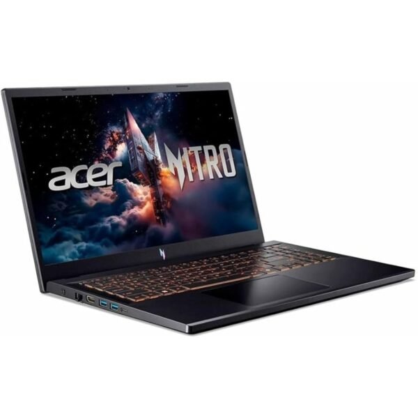 Vista lateral izquierda del portátil gaming Acer Nitro V 15 ANV15-52, donde se pueden ver los puertos de conexión y el diseño del chasis pensado para ventilación y rendimiento. Un portátil potente para gaming y tareas exigentes, disponible en JANSit.es.