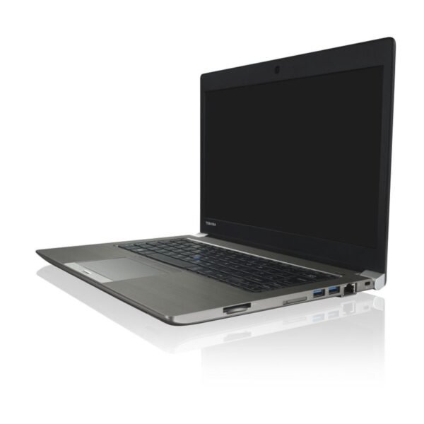 Vista lateral derecha del portátil reacondicionado Toshiba Tecra Z30-E, mostrando los puertos USB 3.0, salida HDMI de tamaño completo y toma de auriculares sobre su chasis de magnesio para JANSit.es.