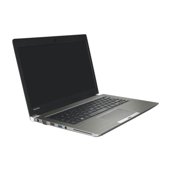 Vista lateral izquierda del portátil Toshiba Tecra Z30-E reacondicionado, mostrando la entrada de alimentación, puerto VGA, puerto HDMI, puerto USB 3.0 y lector de tarjetas inteligentes para JANSit.es.